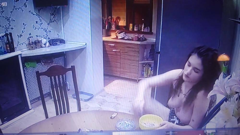 Young girl eating at home - xhamster.com