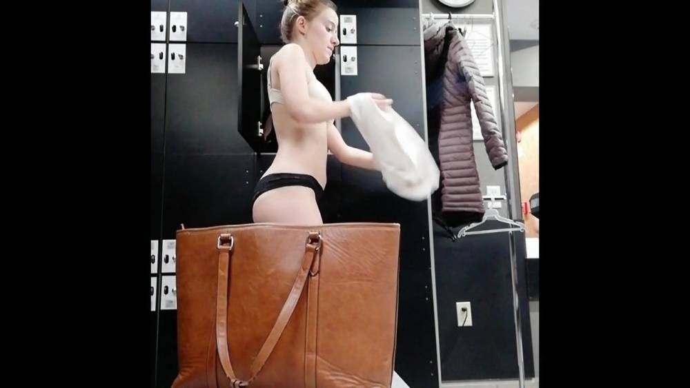 Espiando en el vestuario del gimnasio 2 - xhamster.com
