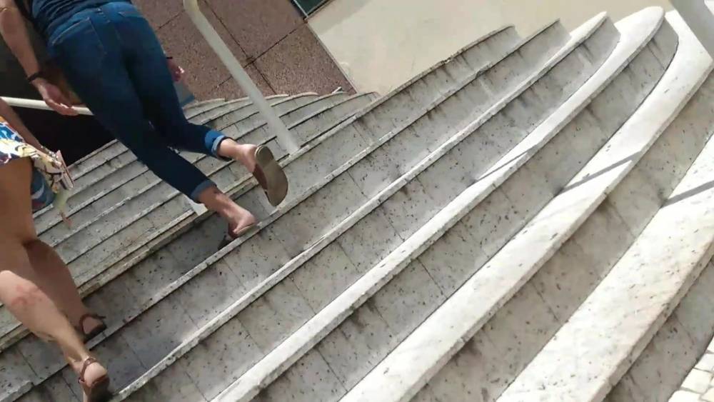 Quick upskirt MILF - xhamster.com