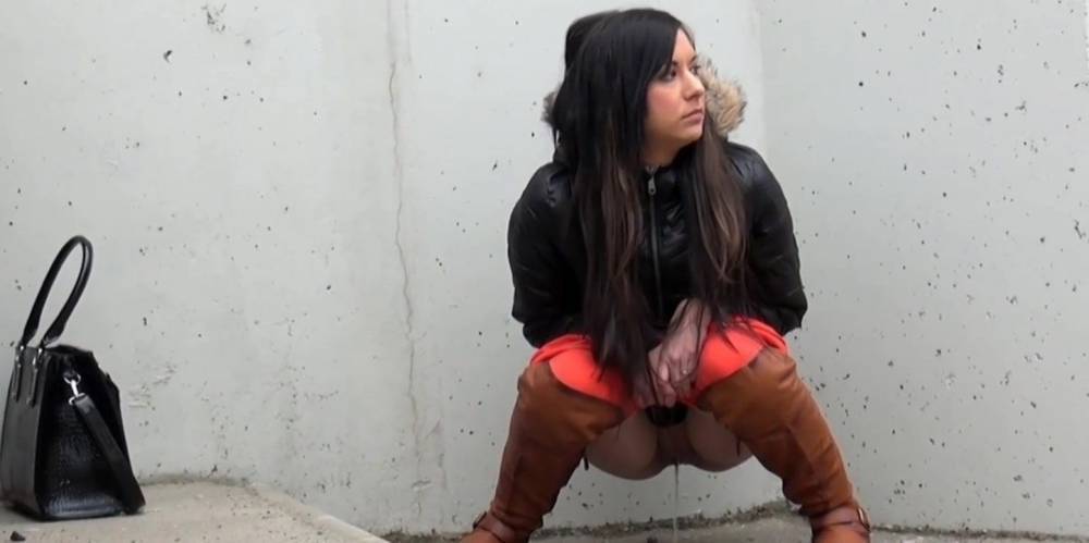 Peeing girl - xhamster.com