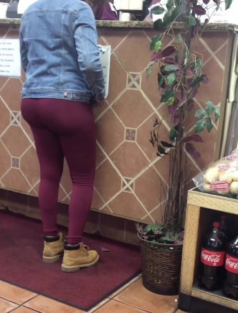 Bubble butt ebony in red spandex leggings ordering food - xhamster.com - Usa