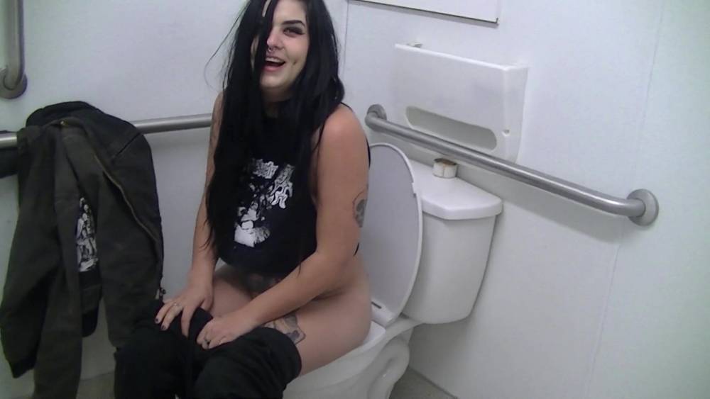 White Gardenia -Allison Pissing...Hot Girl Pissing In Toilet - xhamster.com