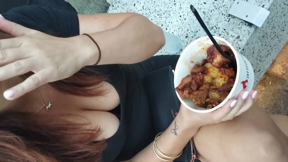 Downblouse caught while asking directions from a nice babe - xhamster.com