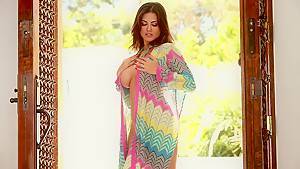 Sunny Leone - Sunny Leone spreading her legs wide - hdzog.com