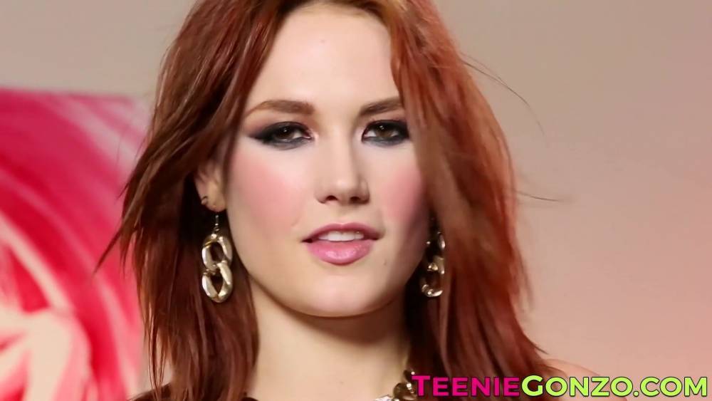 Siri - Siri pours drink on herself before banging with buff dude - xh.video