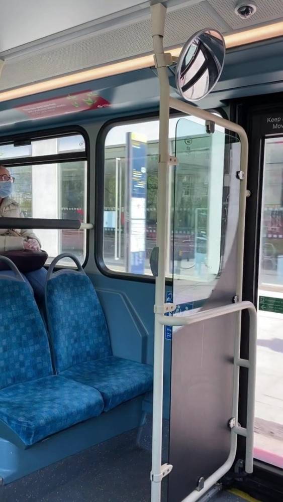 White slut in leggins doing her stretches - xh.video