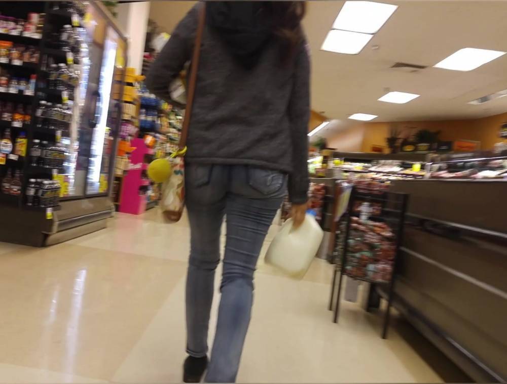 Cute lil petite ass in grey jeans - xh.video