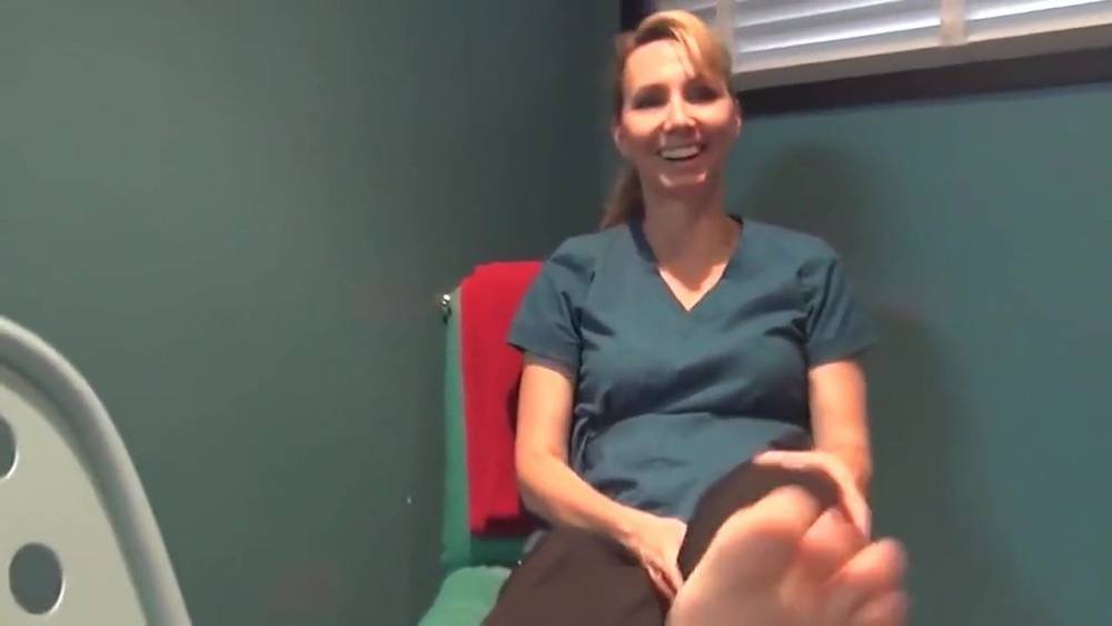 Lovely MILF gives a kinky voyeur pleasure to film her perfec - xh.video