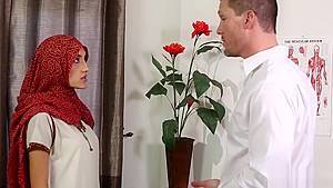 Muslim babe leaves only her hijab on - hdzog.com