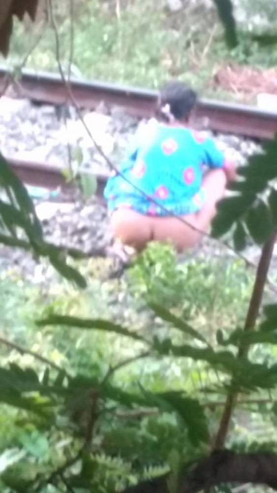 Tamil outdoor peeing - xh.video