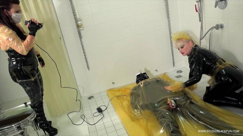 2 Latex Doms and their Rubber Toilet Slave - xh.video
