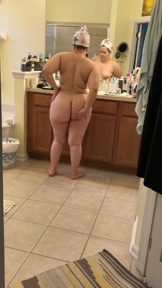 Spy my fat ass wife putting on lotion - xh.video