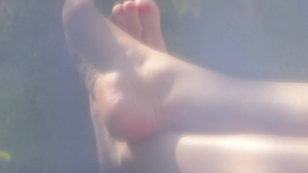 Neighbour voyeur legs and feet - xh.video