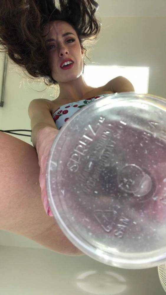 Filling a bottle - xh.video