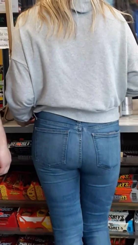 Blonde in tight jean beautiful - xh.video