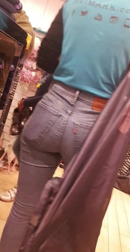 Vendeuse a primark avec de bonnes fesses de blanche - xh.video - France