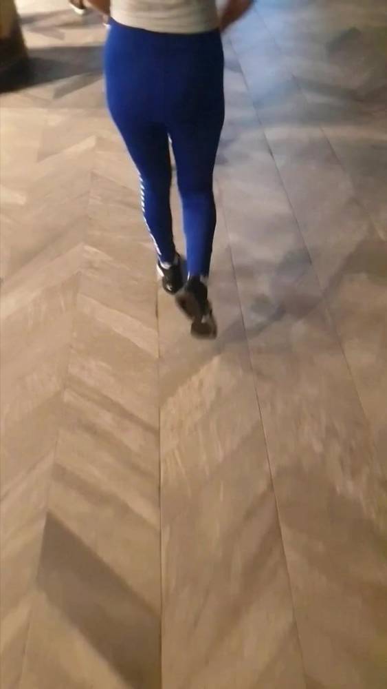 Milf in blue yoga pants - xh.video