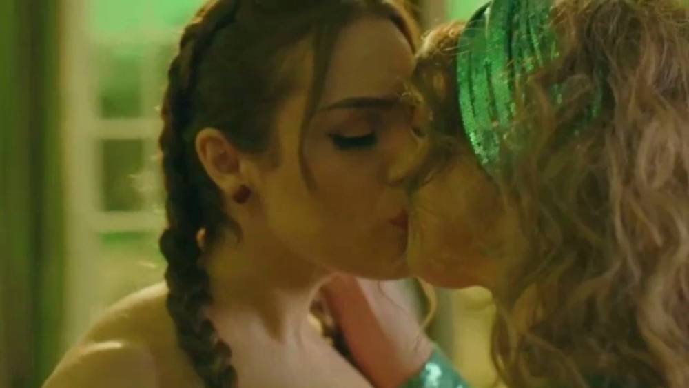 Redhead Elizabeth Gillies celeb sex scenes compilation - xh.video - Usa