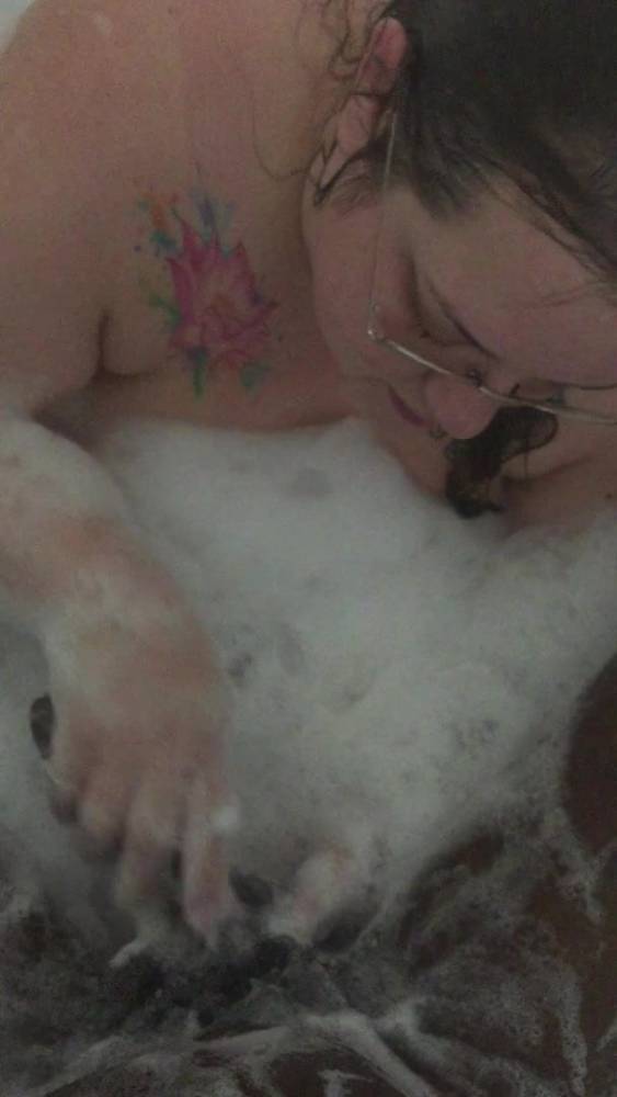 GETTING A HANDJOB IN THE HOT TUB - xh.video