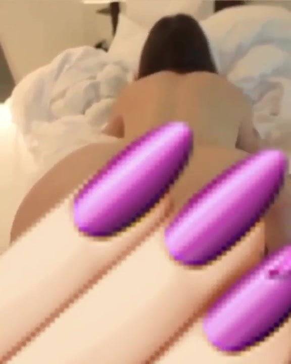 hand emoji verdeckt es wenig - xh.video