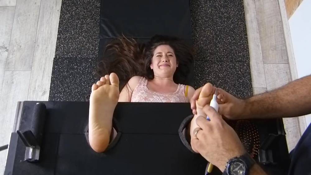 Noemy Feet tickle - txxx.com