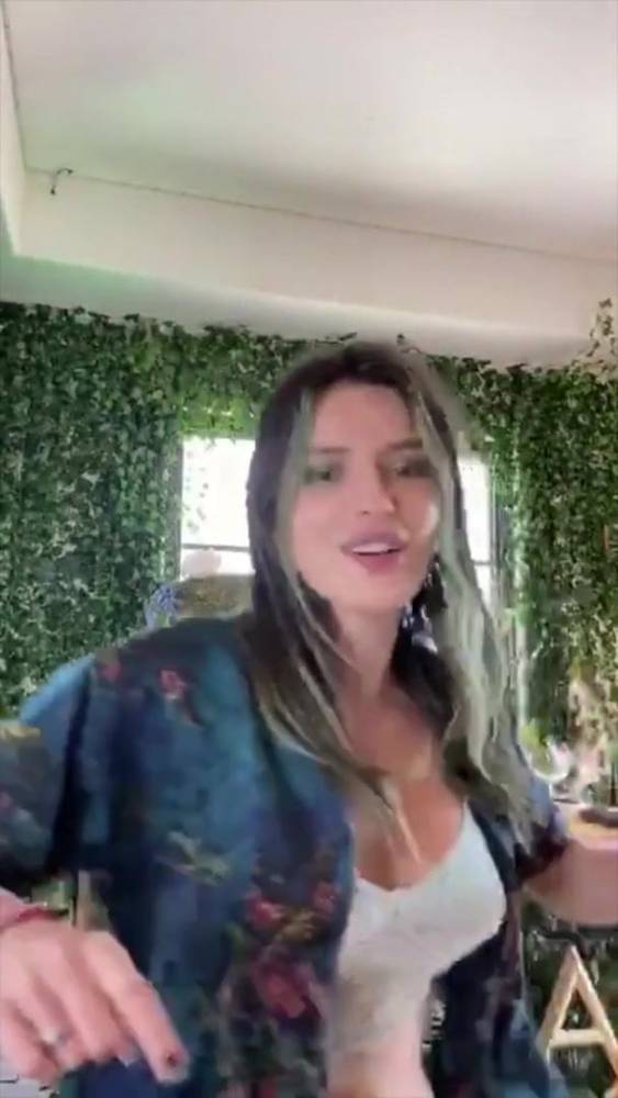 Bella Thorne big tit dance - xh.video