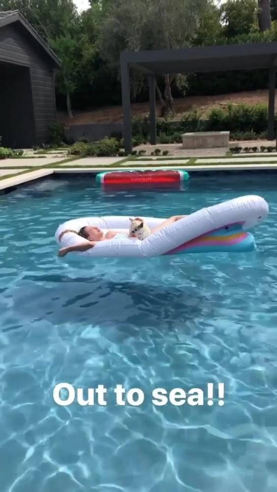 Kaley Cuoco In The Pool - xh.video