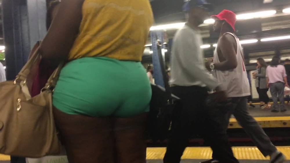 Thick Booty Ebony Milf in Green Short Pants - xh.video