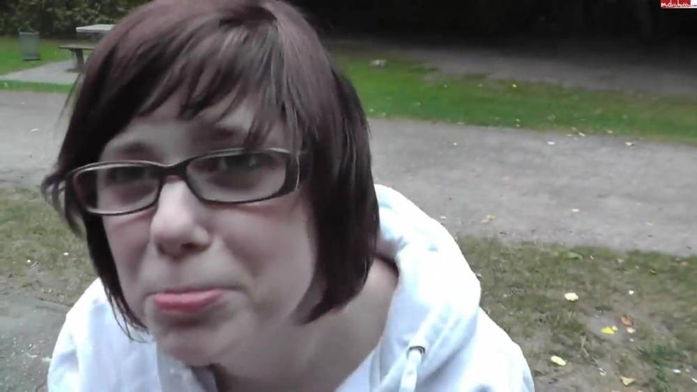 Junges Mauerbluemchen blaest Schwanz im Park - xh.video - Germany