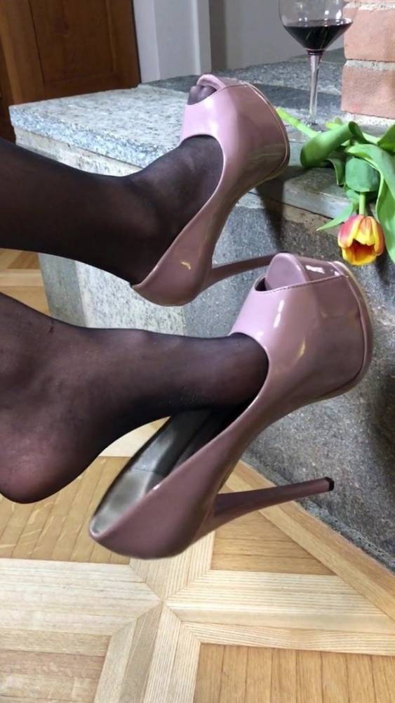 Dangling Shoes - xh.video