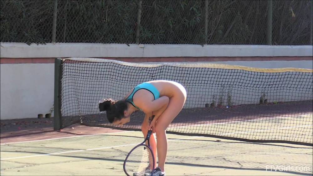 Bottomless entertainment on the tenniscourt - xh.video