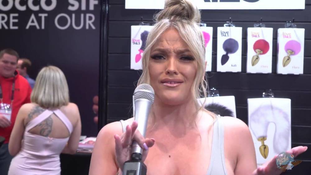 Jenna J.Ross - Whats the biggest penis youve taken - xh.video