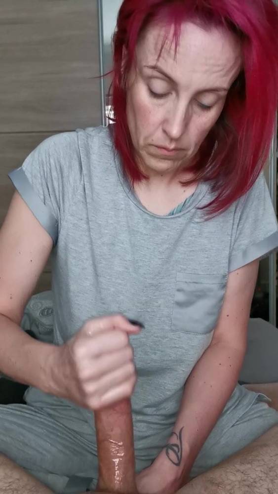 Wife gives early morning oily handjob - xh.video