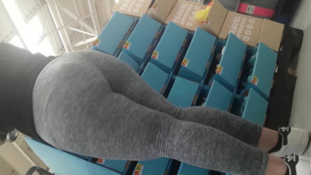 Young mixed Latina VPLs tight leggins - xh.video