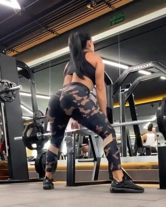 Gostosa Rabuda de Legging Socado na Academia - xh.video