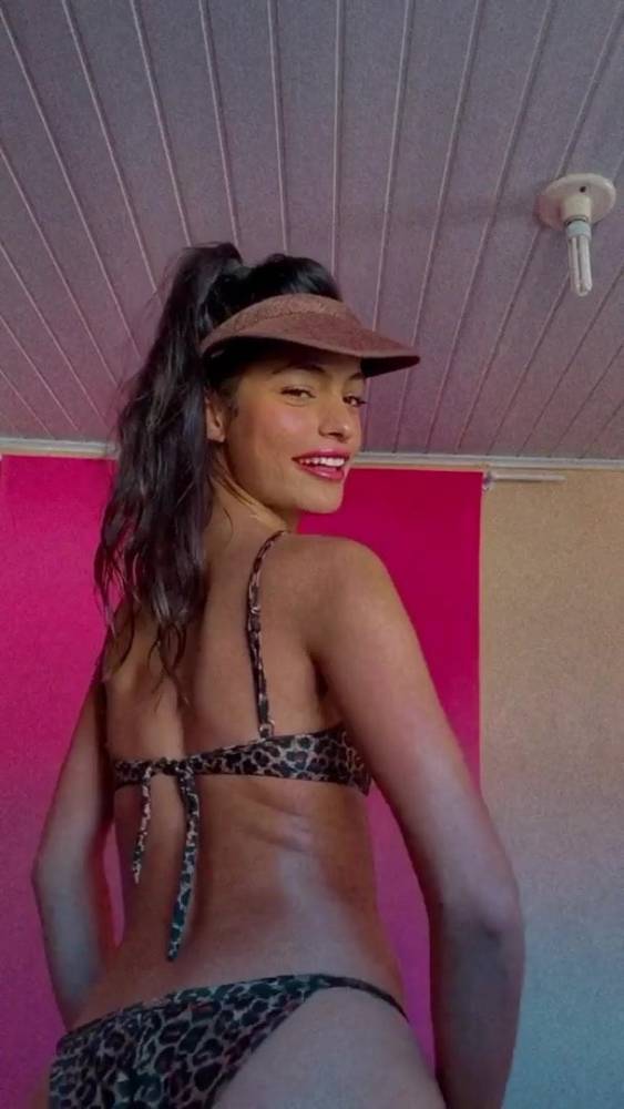 Atriz CynthiaSenek Rebolando De Biquini Fio Dental 1 2020 HD - xh.video - Brazil