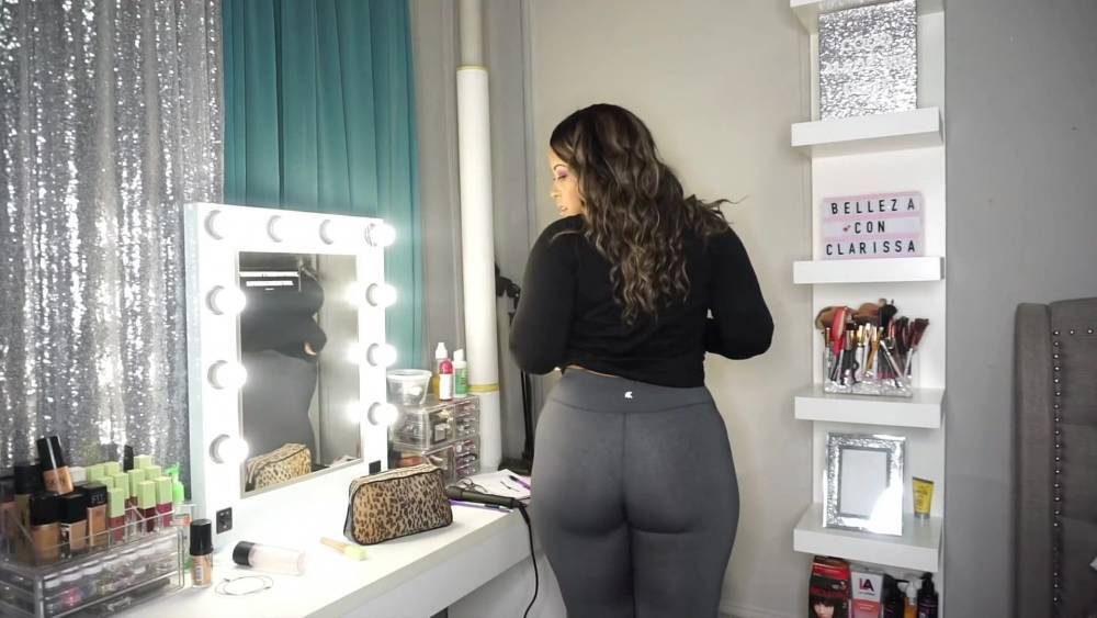 Latina mostrando su enorme culo - xh.video