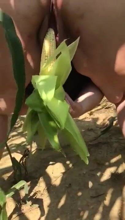 Corn between the legs - xh.video