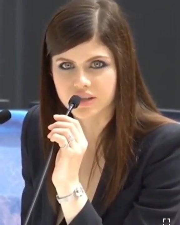 Alexandra Daddario boobs flashing - xh.video - Usa