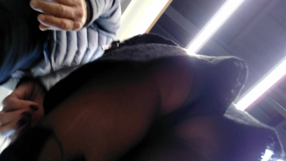 Sous la jupe devant son mari - xh.video