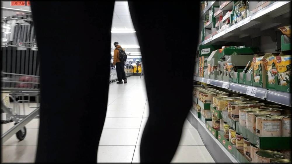 Im Spandex Anzug beim Einkaufen - xh.video