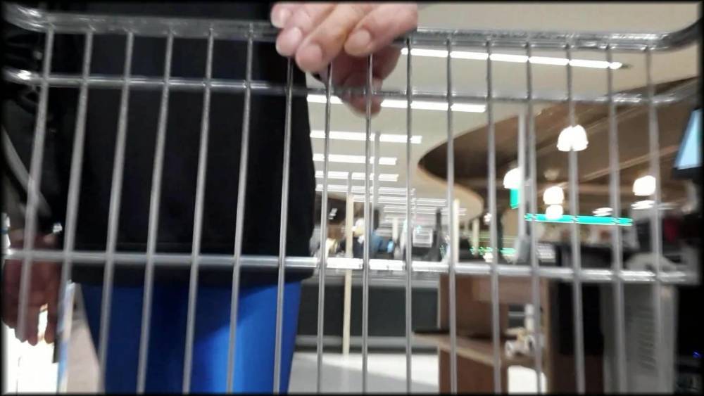 Ich kaufe im Hautengen Spandex Anzug ein - xh.video