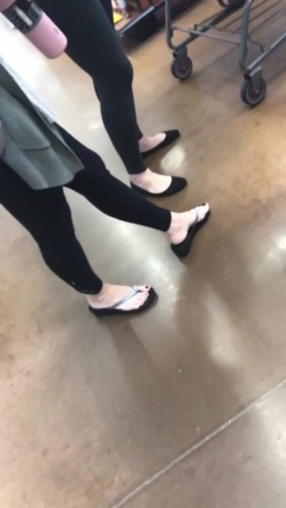 PRETTY MILF FEET SHOPPING IN FLIP FLOPS W BLACK POLISH - xh.video - Poland