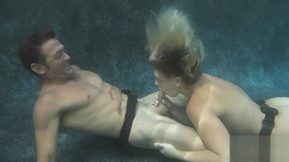 Chase underwater - upornia.com