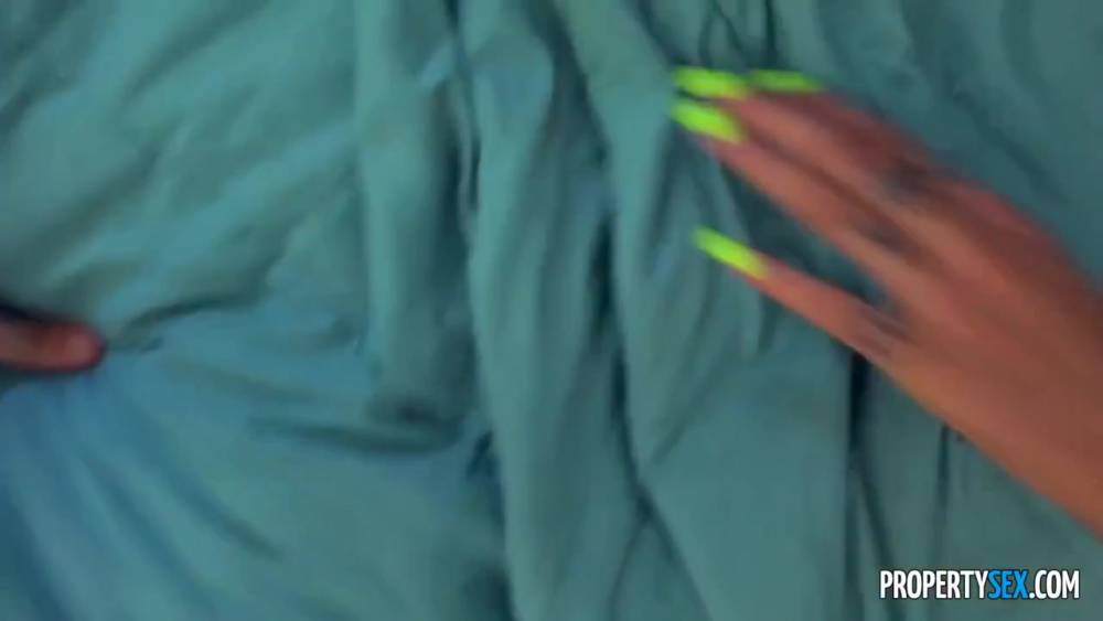 She Looks Good - hotmovs.com