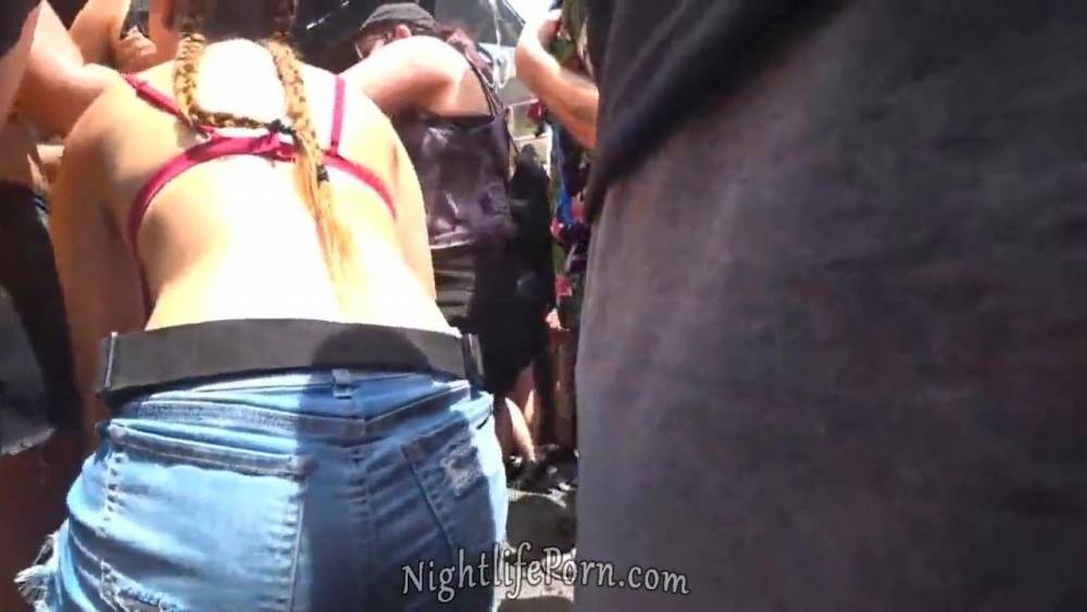 Concert blonde teen encoxada - xhamster.com