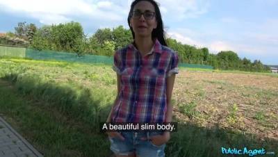 Cash convinces slim beauty to fuck - veryfreeporn.com