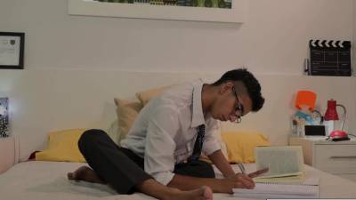 Nerdy twink latino bareback drills DILF - webmaster.drtuber.com