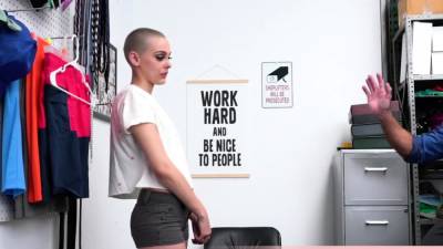 Paris is a cute and tricky shoplifter - nvdvid.com