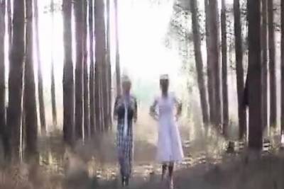 Sara and Jade strip in the woods - nvdvid.com - Britain